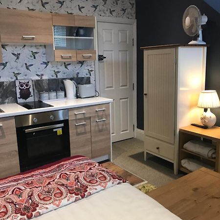 Acacia Villas Guest House 길드포드 외부 사진