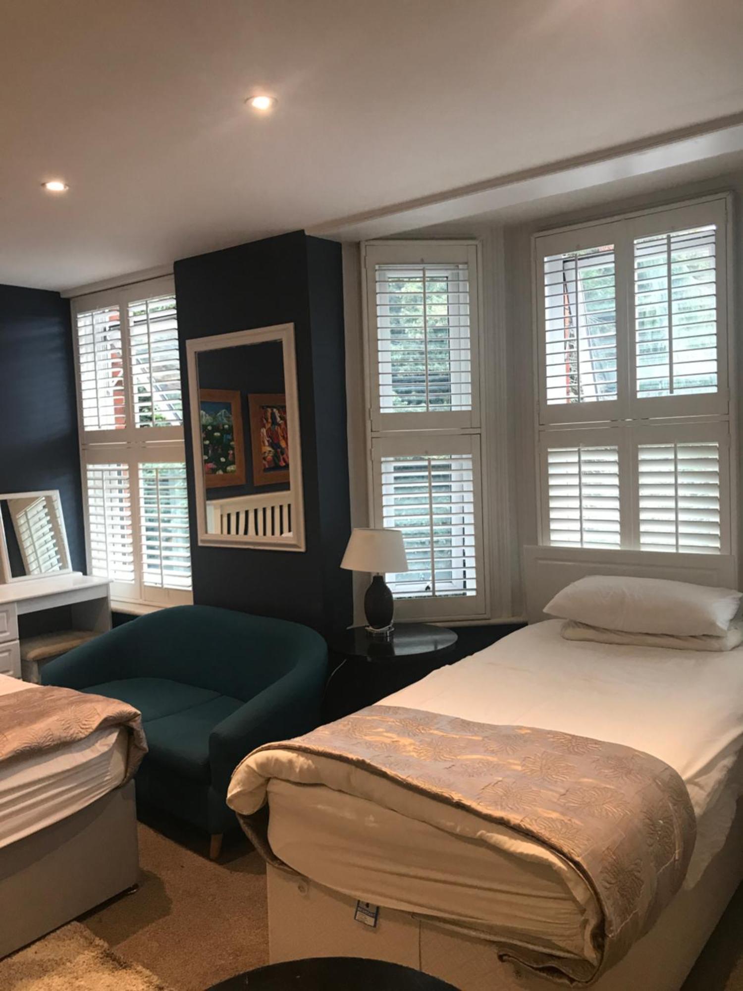 Acacia Villas Guest House 길드포드 외부 사진