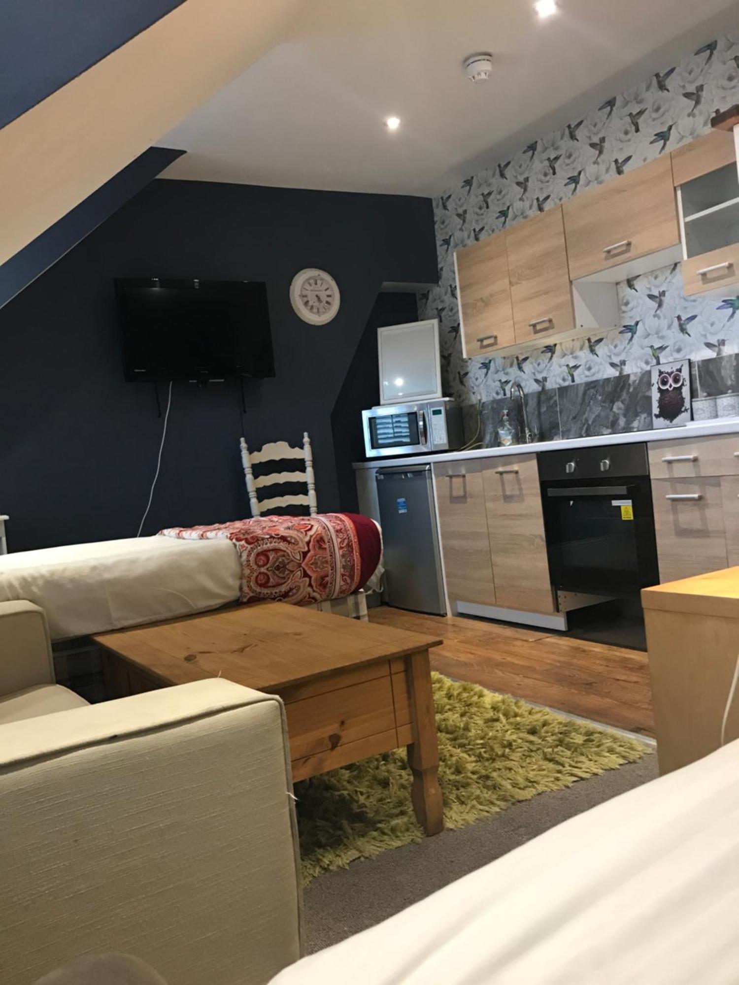 Acacia Villas Guest House 길드포드 외부 사진