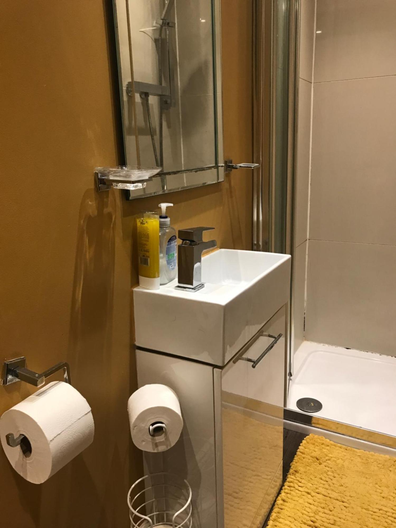 Acacia Villas Guest House 길드포드 외부 사진