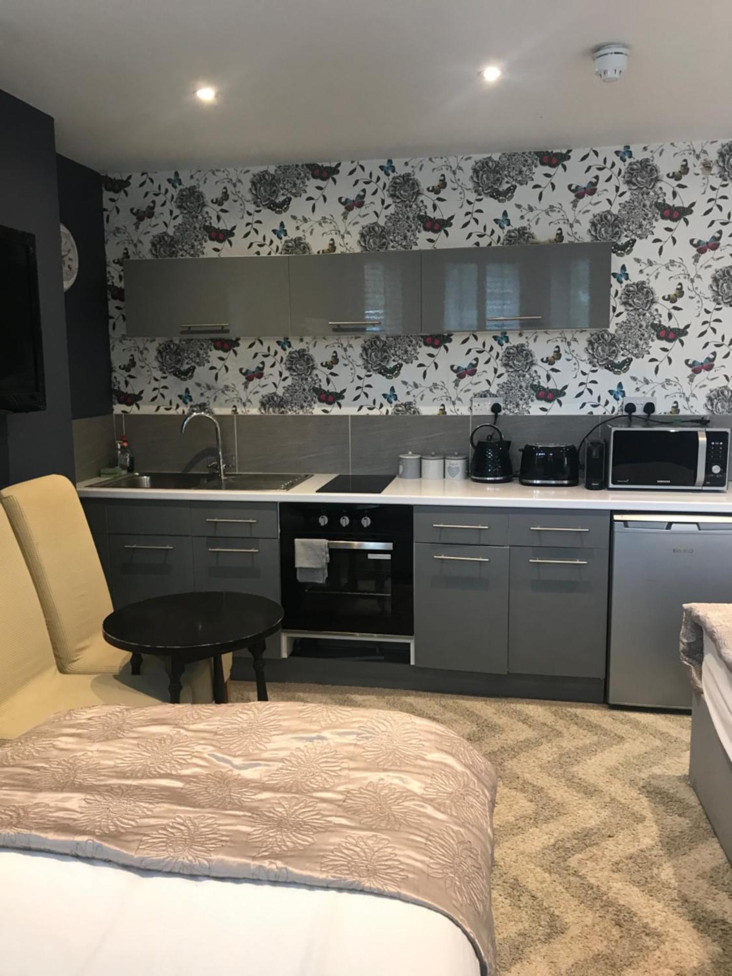 Acacia Villas Guest House 길드포드 외부 사진